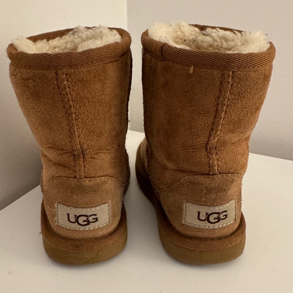 Toddler Ugg Boots - size 9 - Picture 3 of 10